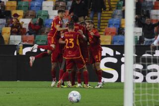 Bryan Cristante celebra tras anotar el segundo gol de la Roma en la victoria 2-1 ante Udinese en la liga italiana, el jueves 25 de abril de 2024. (Andrea Bressanutti/Lapresse vía AP)