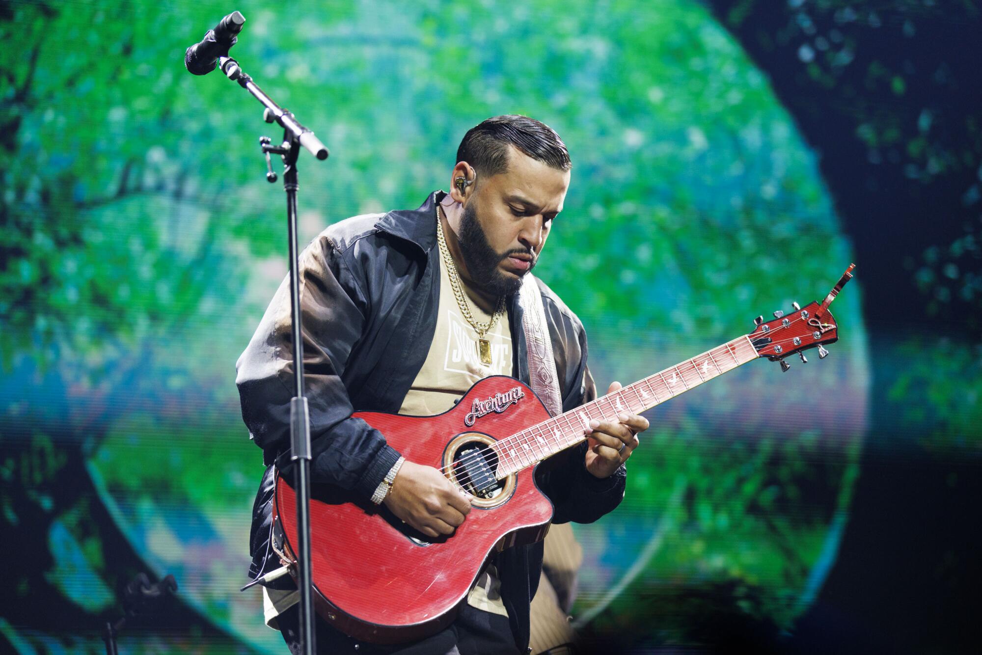 Lenny Santos puso a vibrar a la audiencia con su interpretación en la guitarra.