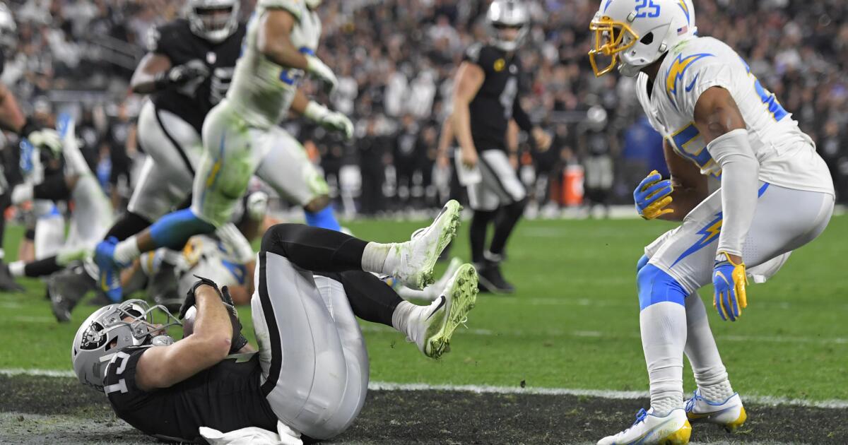 Raiders eliminate Chargers, make playoffs with 35-32 OT win - The San Diego  Union-Tribune