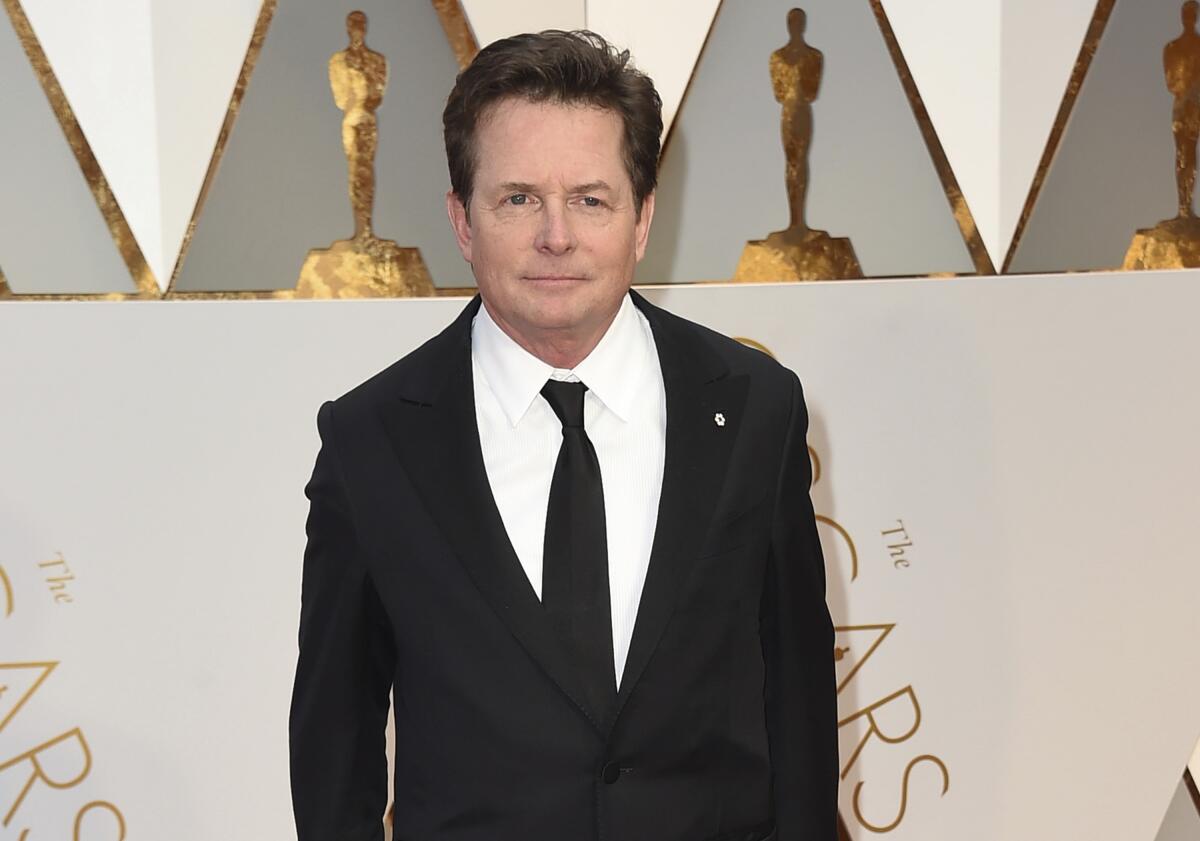 Michael J. Fox llega a la ceremonia de los Oscar el 26 de febrero de 2017 en Los Ángeles.