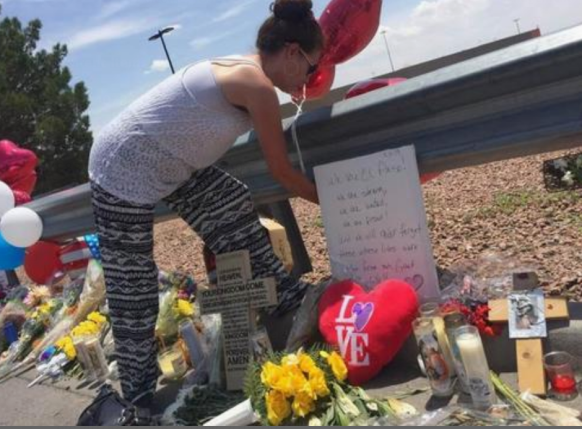 Una mujer coloca ofrendas junto a cruces que fueron puestas frente a la tienda Walmart en El Paso, Texas, lugar donde ocurrió una masacre. EFE/ Alberto Ponce de León/Archivo