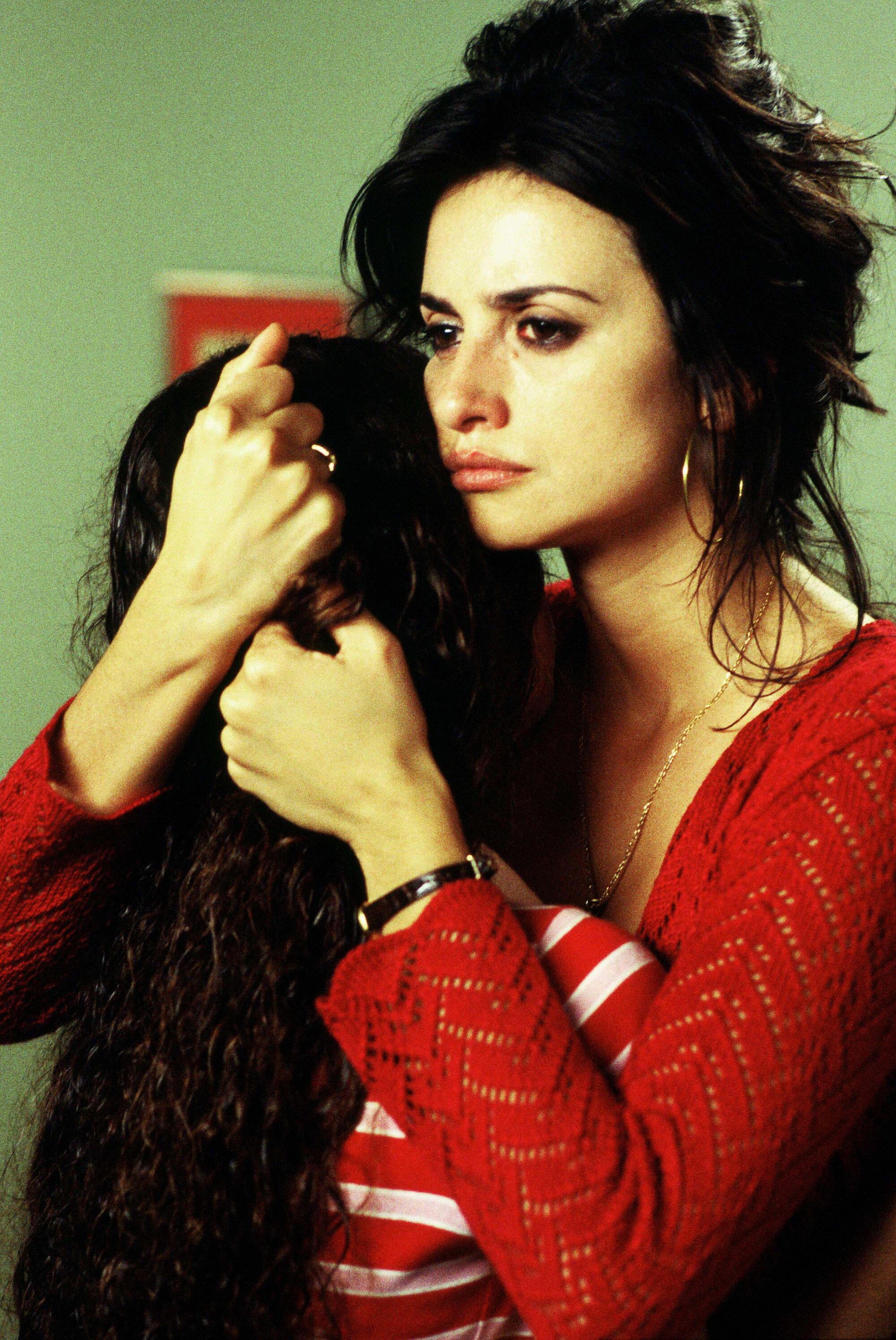 Penelope Cruz : 'Parallel Mothers' was most demanding - Los Angeles Times 4 Two women hug in