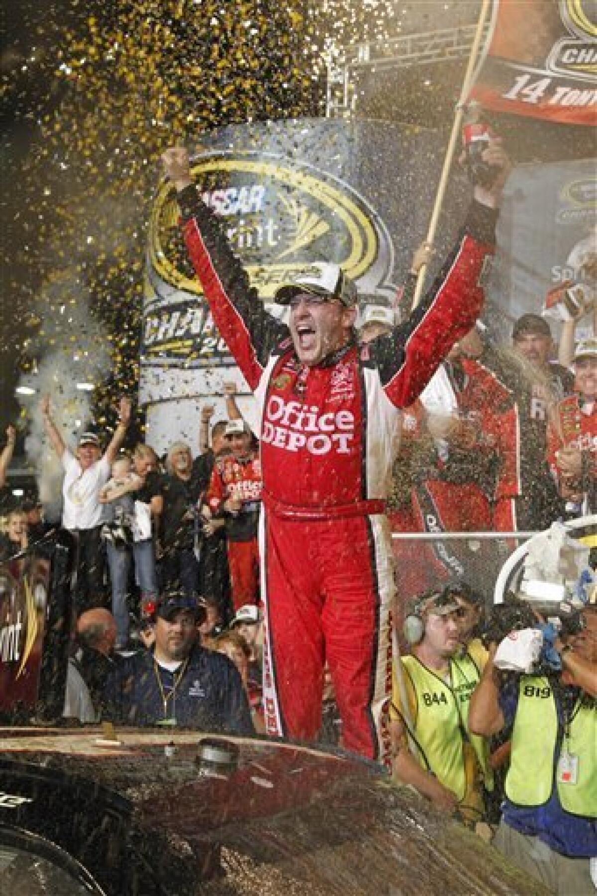 Tony Stewart Wins 2011 NASCAR Sprint Cup Series Championship [PICTURES]