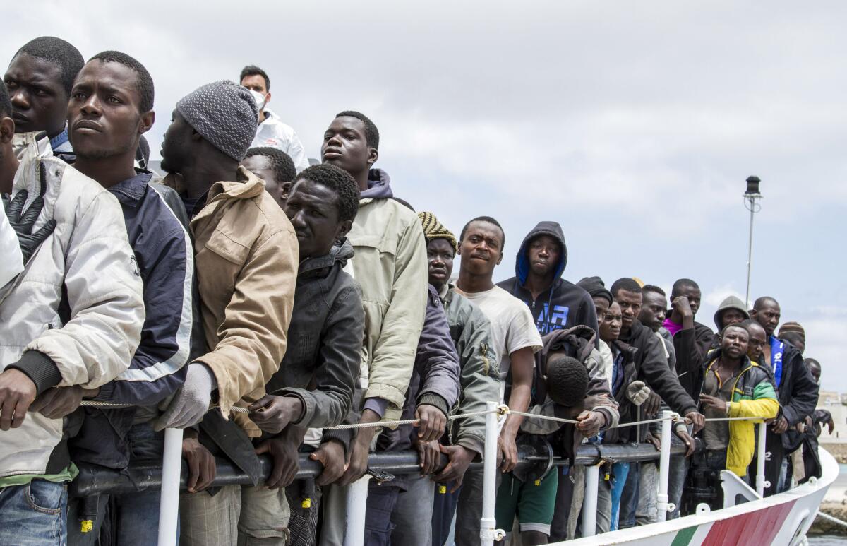 Migrantes esperando a desembarcar del buque de la guardia costera italiana Peluso, en la diminita isla italiana de Lampedusa, el domingo 31 de mayo de 2015. Unos 75.000 migrantes fueron rescatados tratando de entrar en Italia y Grecia desde Libia en loq ue va de año. Se cree que más de 1.800 murieron. La mayoría de los rescates se producen a unas 40 millas naúticas de Libia.