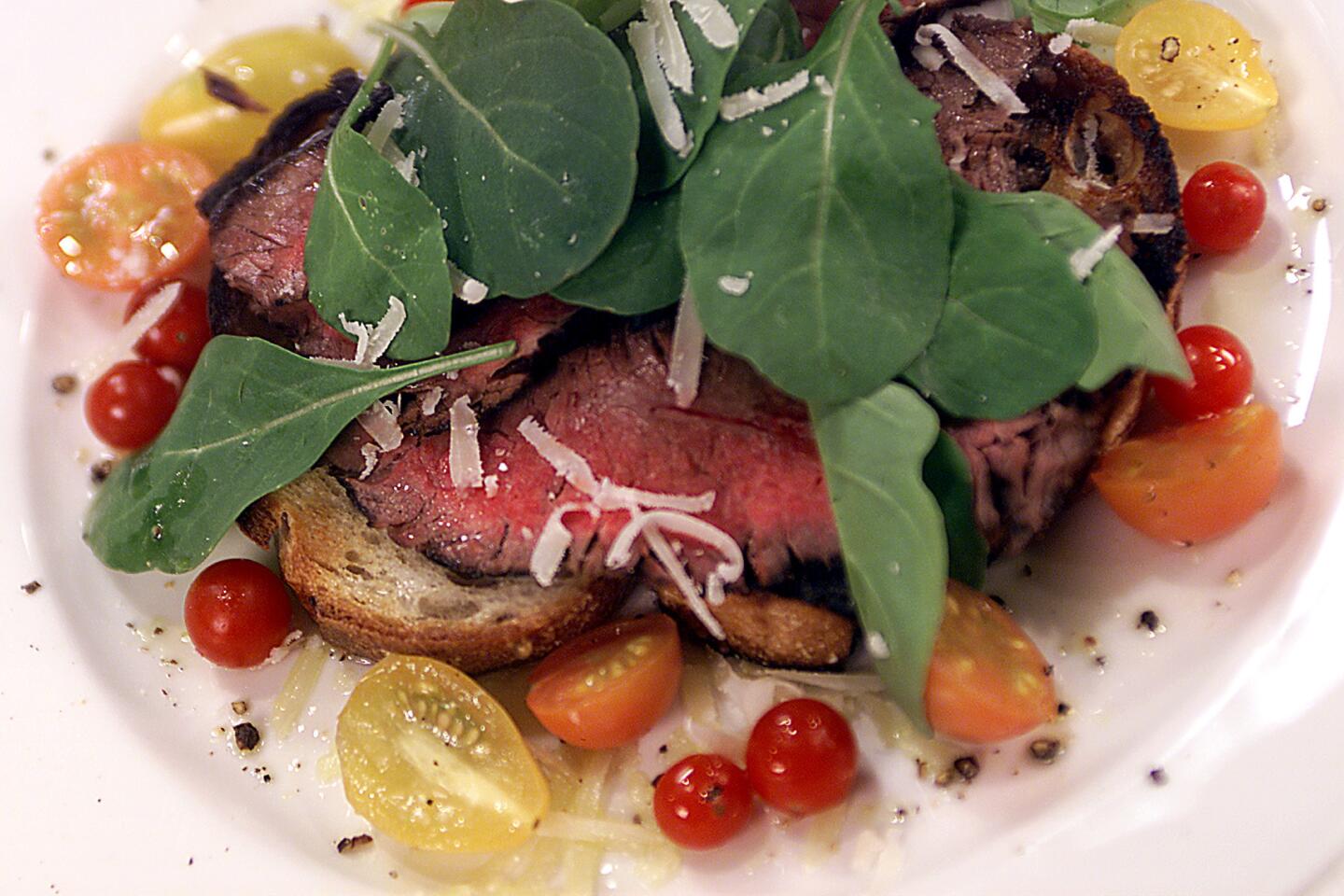 Steak with arugula and cherry tomatoes