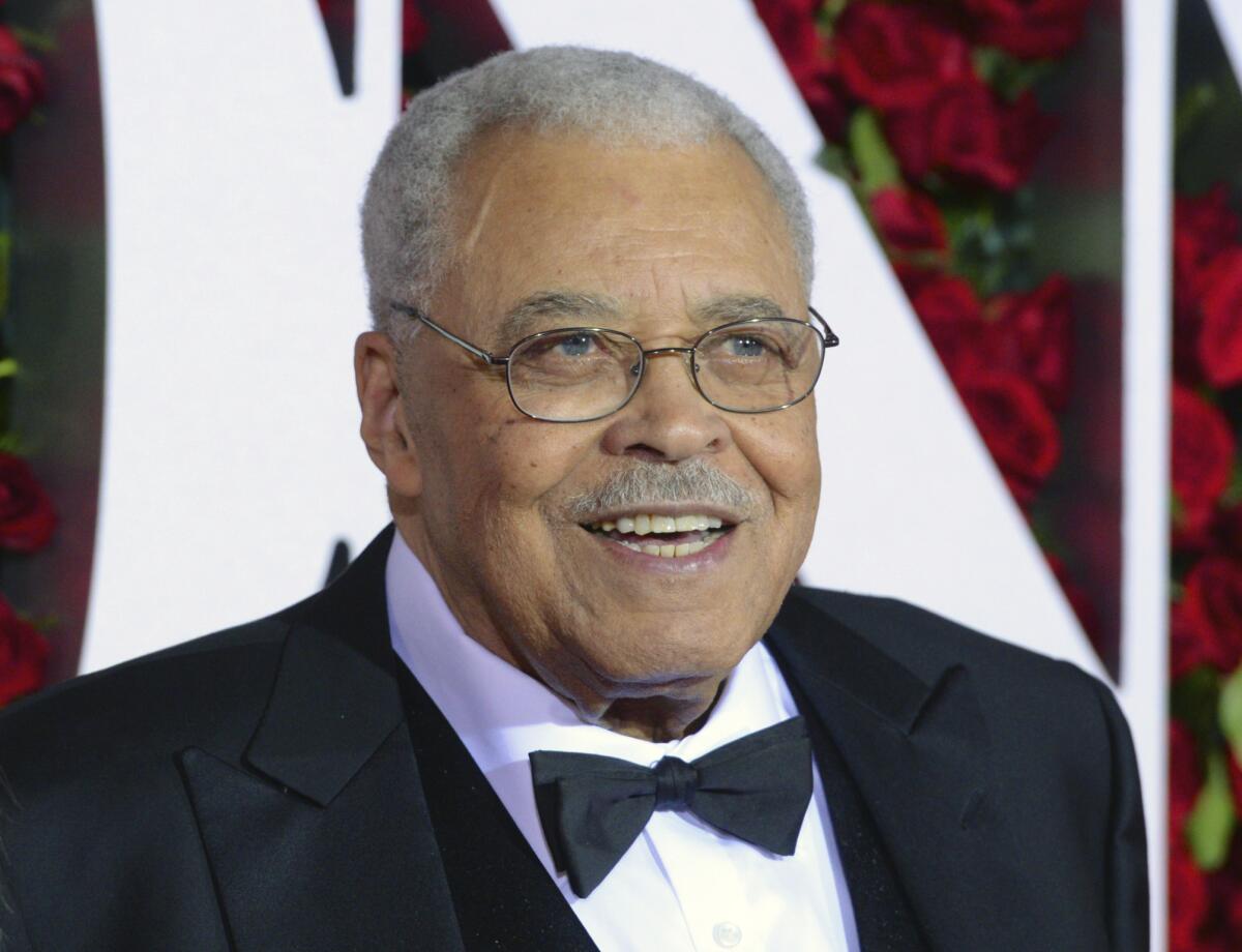 ARCHIVO - James Earl Jones llega a la ceremonia de los premios Tony el 12 de junio de 2016, en Nueva York. 