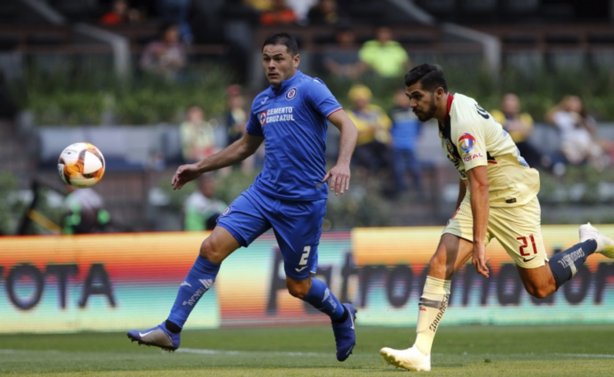 Archivo.- Pablo Aguilar (izquierda) de Cruz Azul y Henry Martin de América. / AP