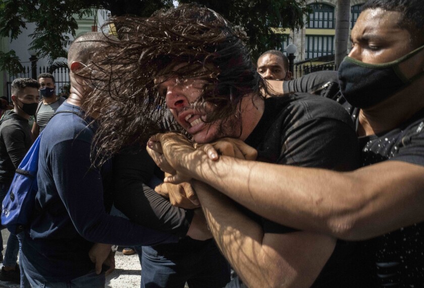 ARCHIVO -  policías vestidos de civil detienen a un manifestante antigubernamental 
