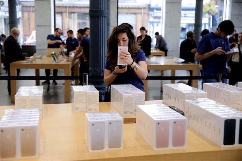 La empresa de la manzana mordida recambió 11 millones de baterías de iPhone en EE.UU. durante los pasados doce meses, cuando sus previsiones a principios de año eran recambiar entre 1 y 2 millones. EFE/Archivo