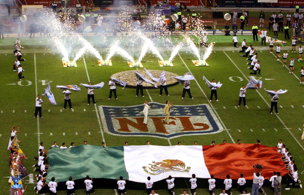 En esta foto de archivo del 2 de octubre de 2005, la bandera mexicana aparece en el centro de la cancha del estadio Azteca antes de un partido entre los 49ers de San Francisco y Cardinals de Arizona en Ciudad de México.