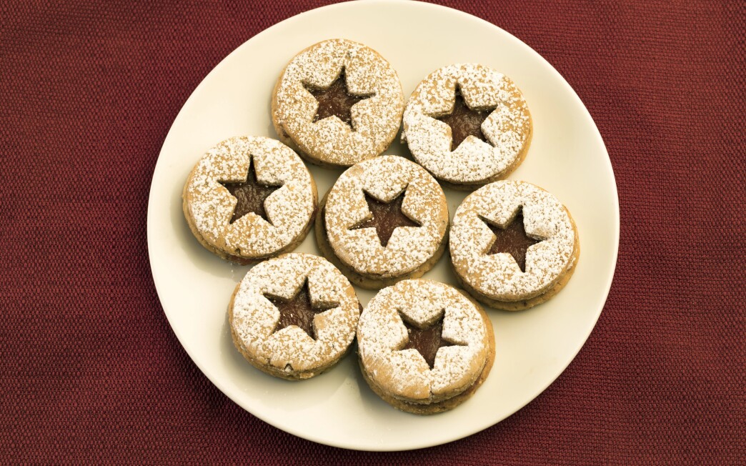 Linzer cookies with persimmon filling
