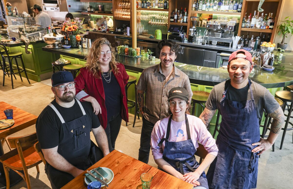 El equipo del restaurante de Mabel fue a pescar. 