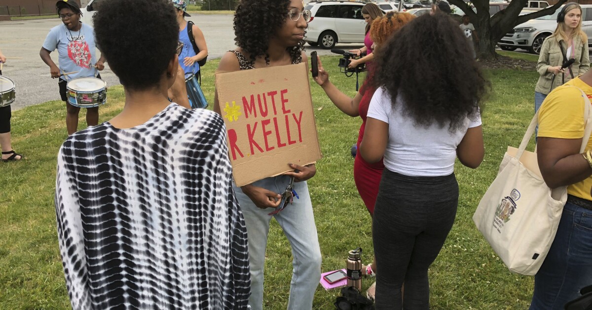 Adolesent Porn Unfiltered - Despite protests, defiant R. Kelly delivers sexually ...