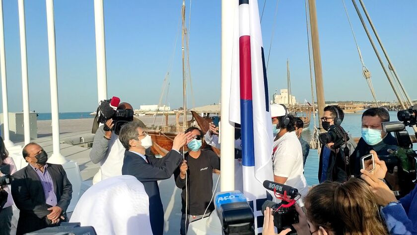 Lee Joon-Ho, embajador de Corea del Sur ante Qatar, asistió al izamiento de la bandera de su país.