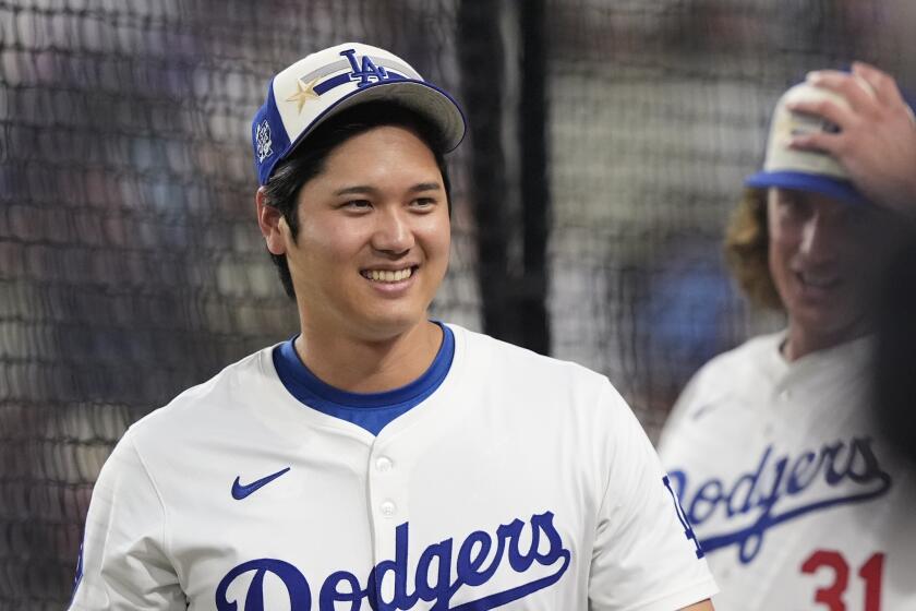 Shohei Ohtani, jugador de los Dodgers de Los Ángeles, de la Liga Nacional, sonríe durante el Derbi de Cuadrangulares de las Grandes Ligas, el lunes 15 de julio de 2024, en Arlington, Texas. (AP Foto/LM Otero)