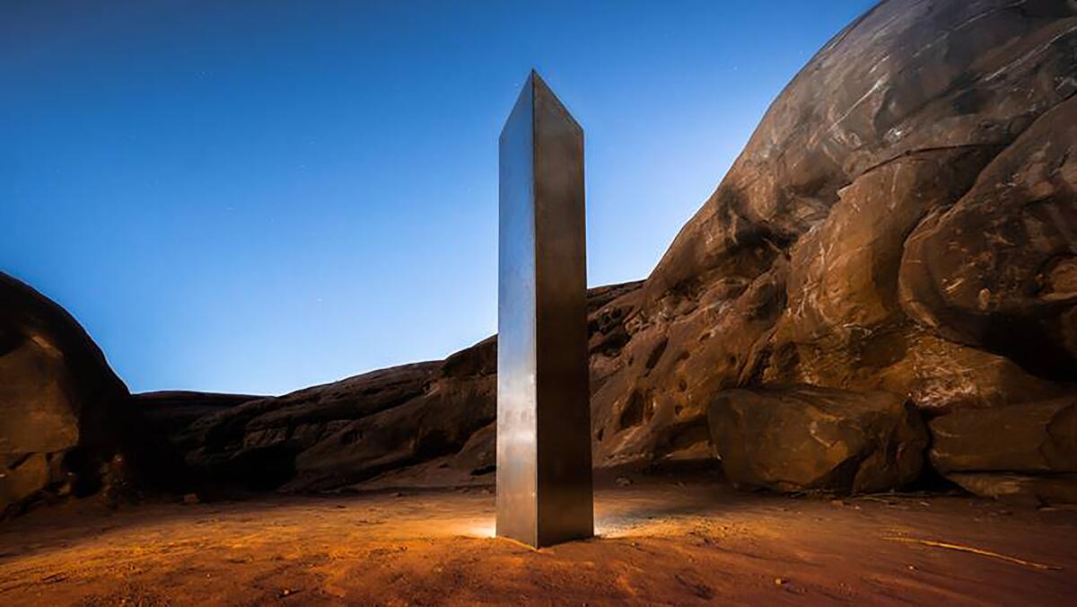 Fotografía de un monolito colocado en un desierto en una ubicación no revelada