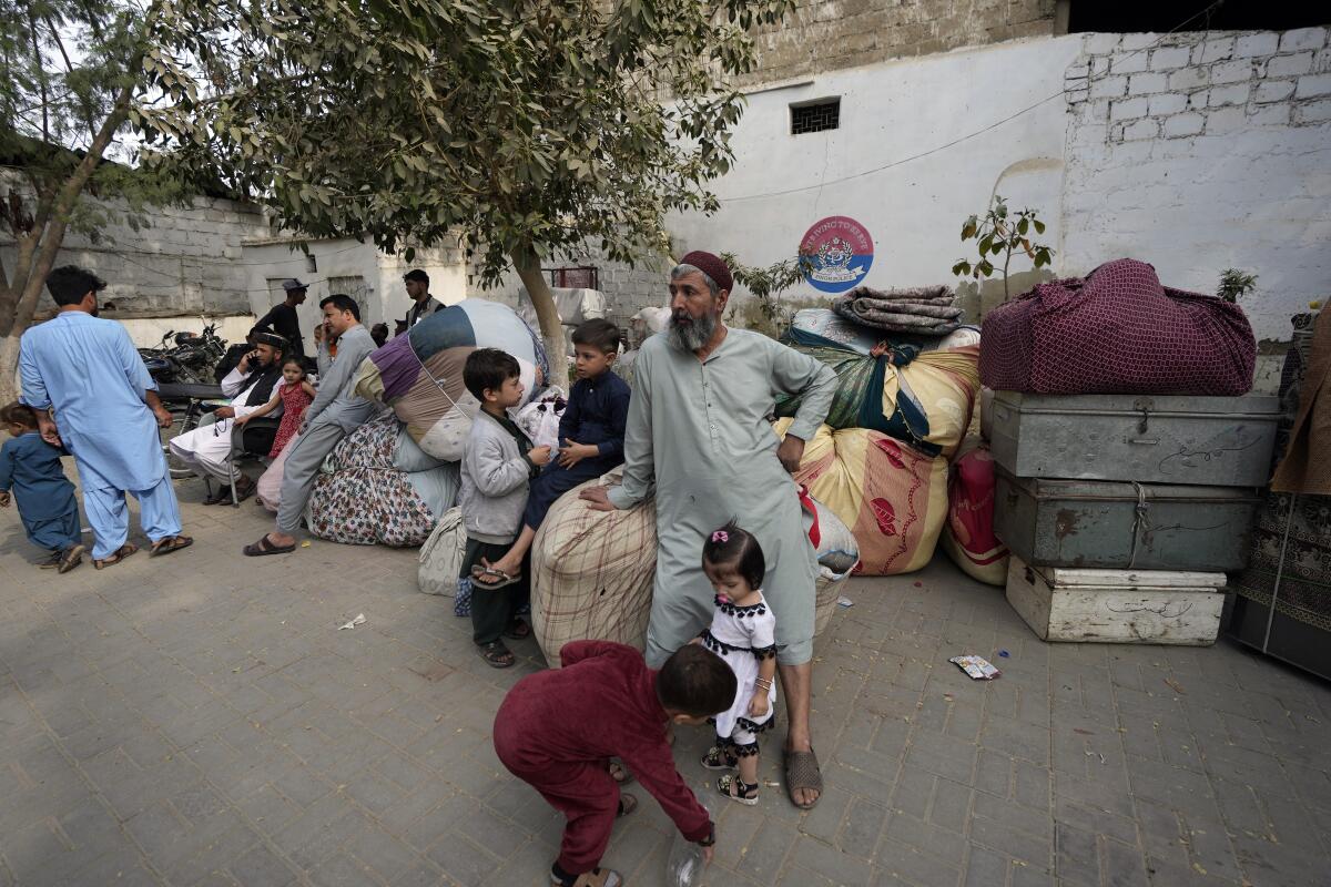 Afganos esperan transporte para ir a su lugar de origen en Karachi, Pakistán,