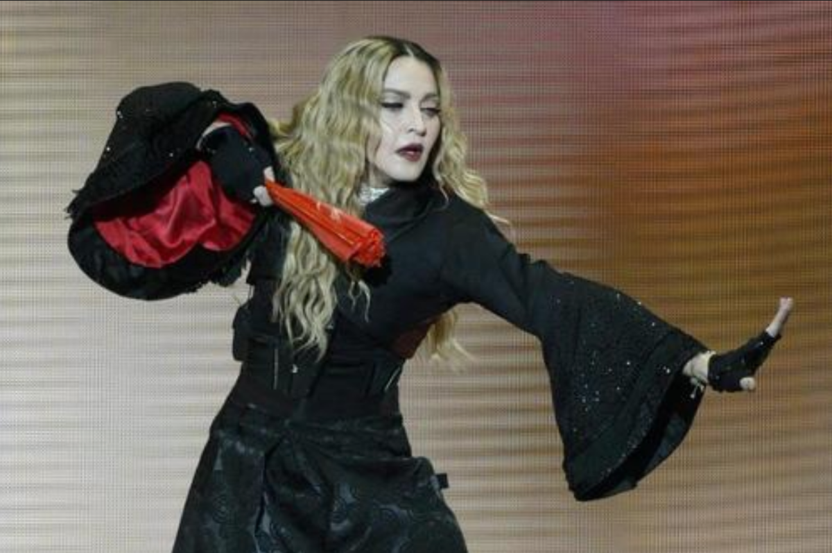La cantante estadounidense Madonna se presenta en el escenario durante un concierto como parte de su Rebel Heart Tour en Zurich, Suiza. EFE/EPA/Walter Bieri