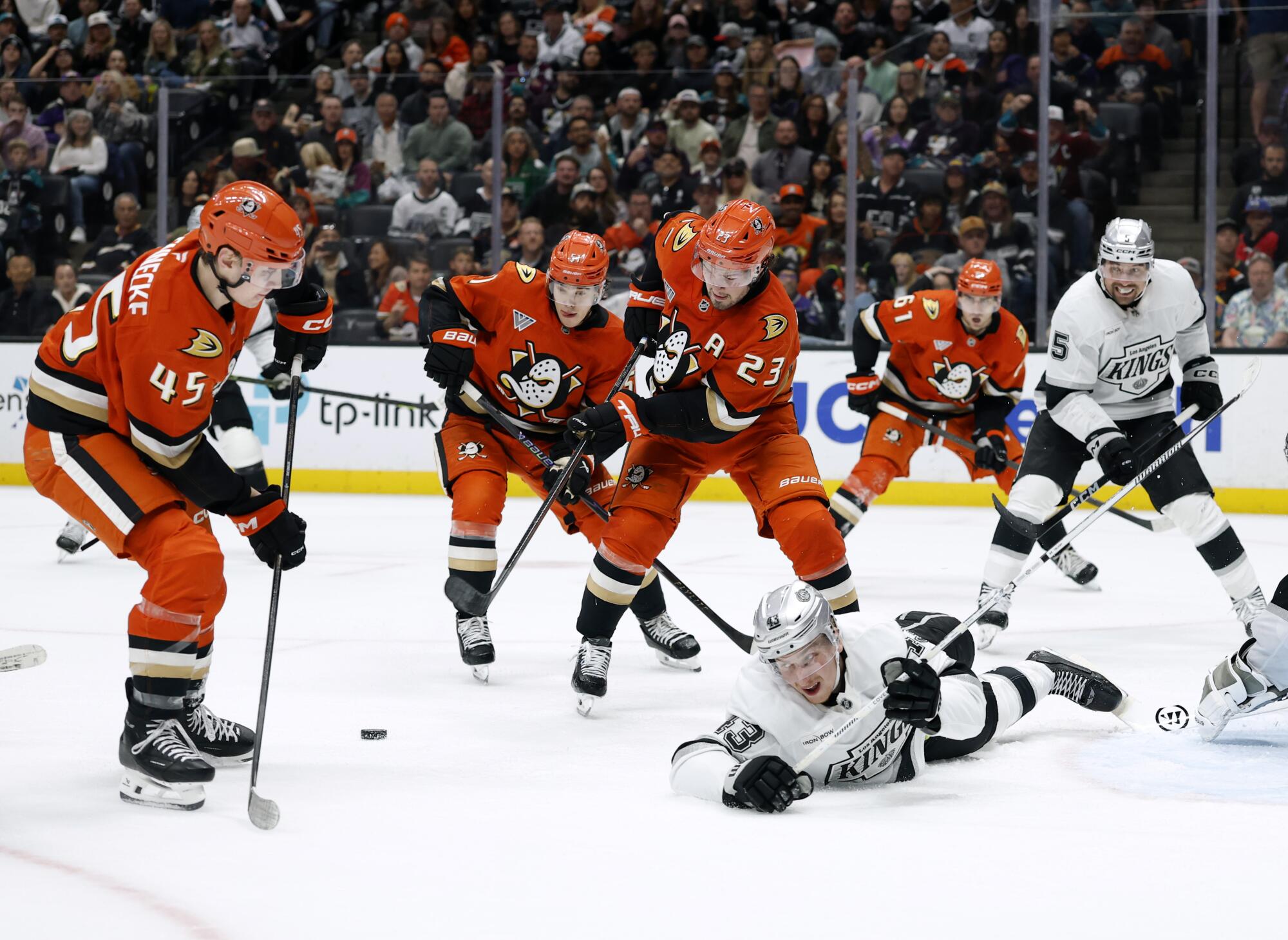 প্রাক্তন হাঁস কোরি পেরি কিংসকে উৎসাহ দেয়, কিন্তু তারা এখনও রোড শোডাউন হারায় প্রাক্তন হাঁস কোরি পেরি কিংসকে উৎসাহ দেয়, কিন্তু তারা এখনও রোড শোডাউন হারায়