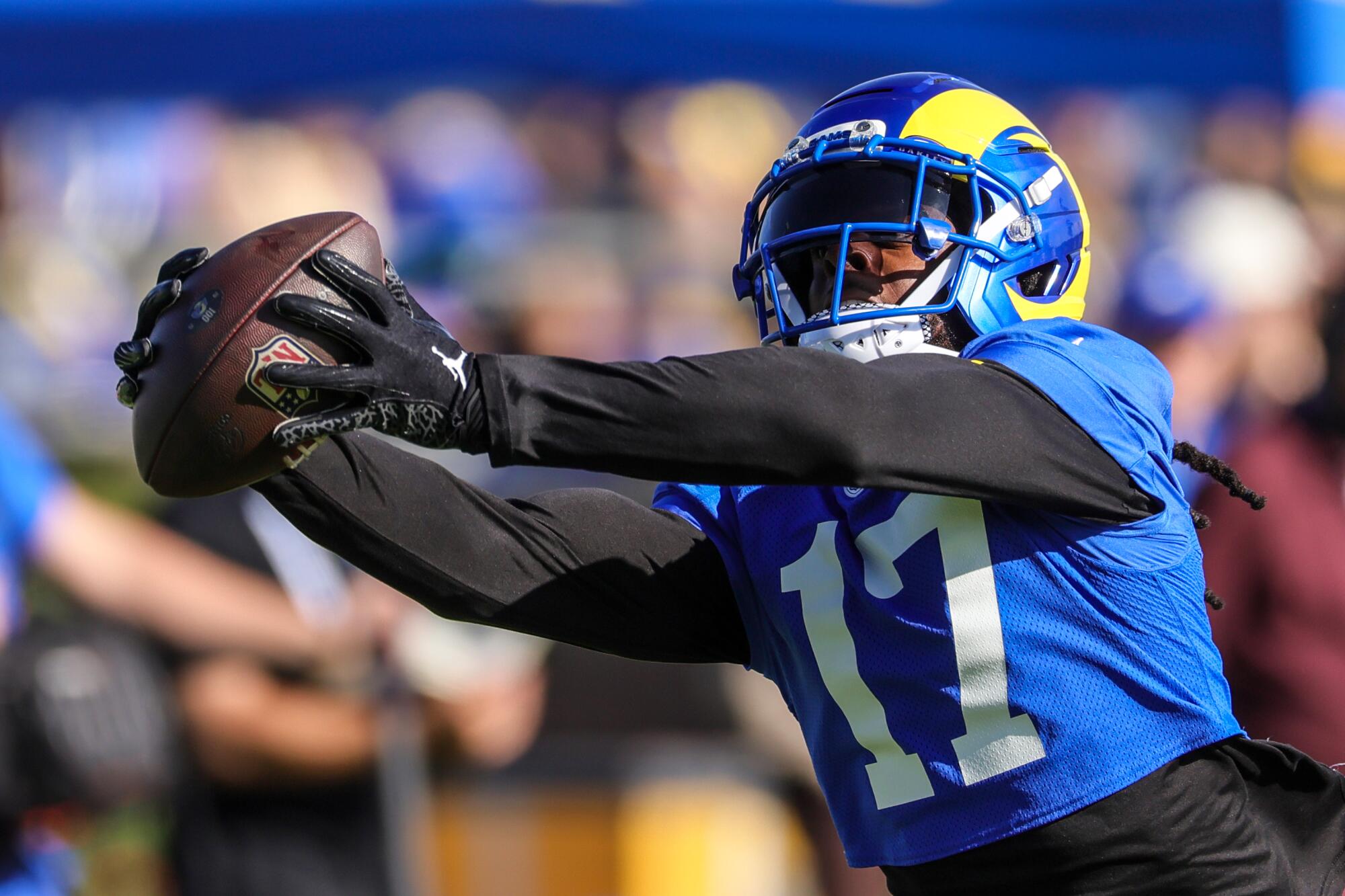 Rams Wide Reserver Davent Devantand Adams يمسك بتمريرة خلال معسكر التدريب.