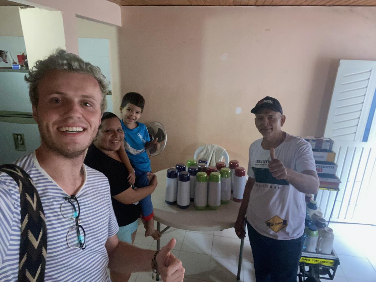 Dalton Price, fundador de la herramienta ¡Vamos Chamo!, aparece junto a una familia migr