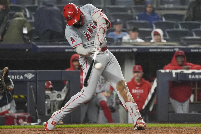 Jo Adell de los Angelinos de Los ?ngeles conecta un doble de tres carreras en la quinta entrada ante los Yankees de Nueva York el jueves 8 de agosto del 2024. (AP Foto/Bryan Woolston)