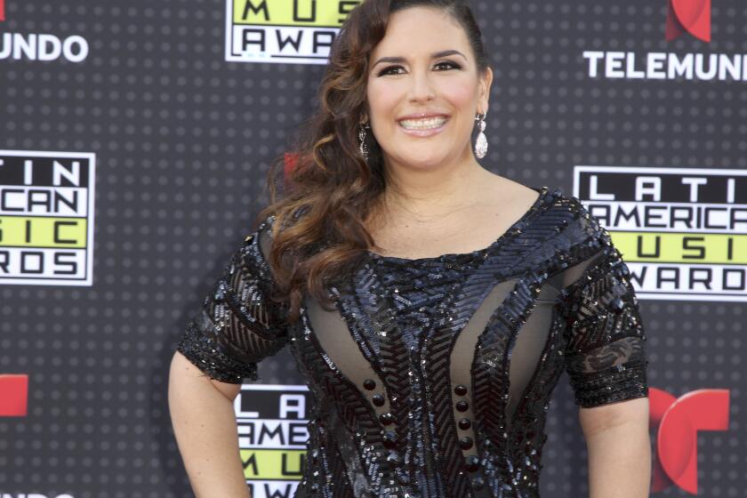 ARCHIVO - Angélica Vale llega a la ceremonia de los Latin American Music Awards el 8 de octubre de 2015 en Los Ángeles. La actriz mexicana será honrada con una estrella en el Paseo de la Fama de Hollywood en 2022 por su trayectoria en el teatro. (Foto por Paul A. Hebert/Invision/AP, Archivo)