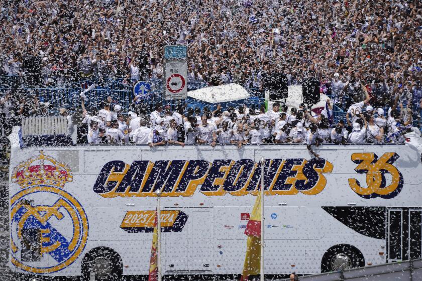Los jugadores del Real Madrid celebran en la Plaza de Cibeles, una semana después de coronarse campeones de la Liga de Espa?a, el domingo 12 de mayo de 2024. (AP Foto/Paul White)