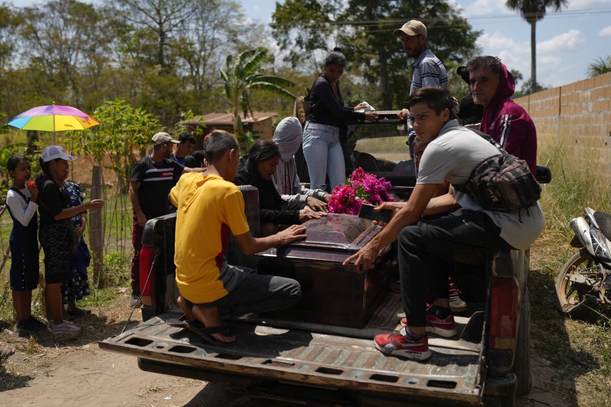 El ataúd con los restos del minero Gerson Leal en una camioneta camino 