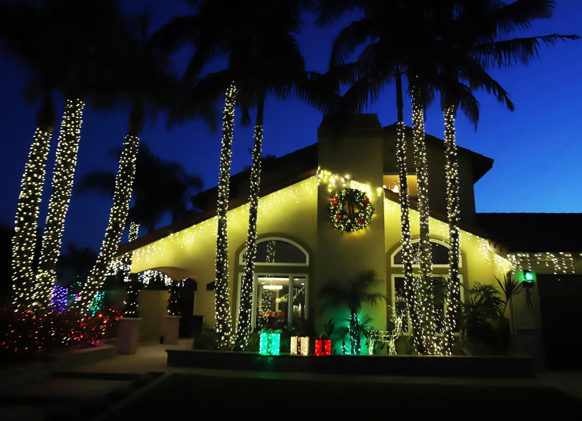 Fountain Valley goes festive with holiday home decorating contest - Los ...