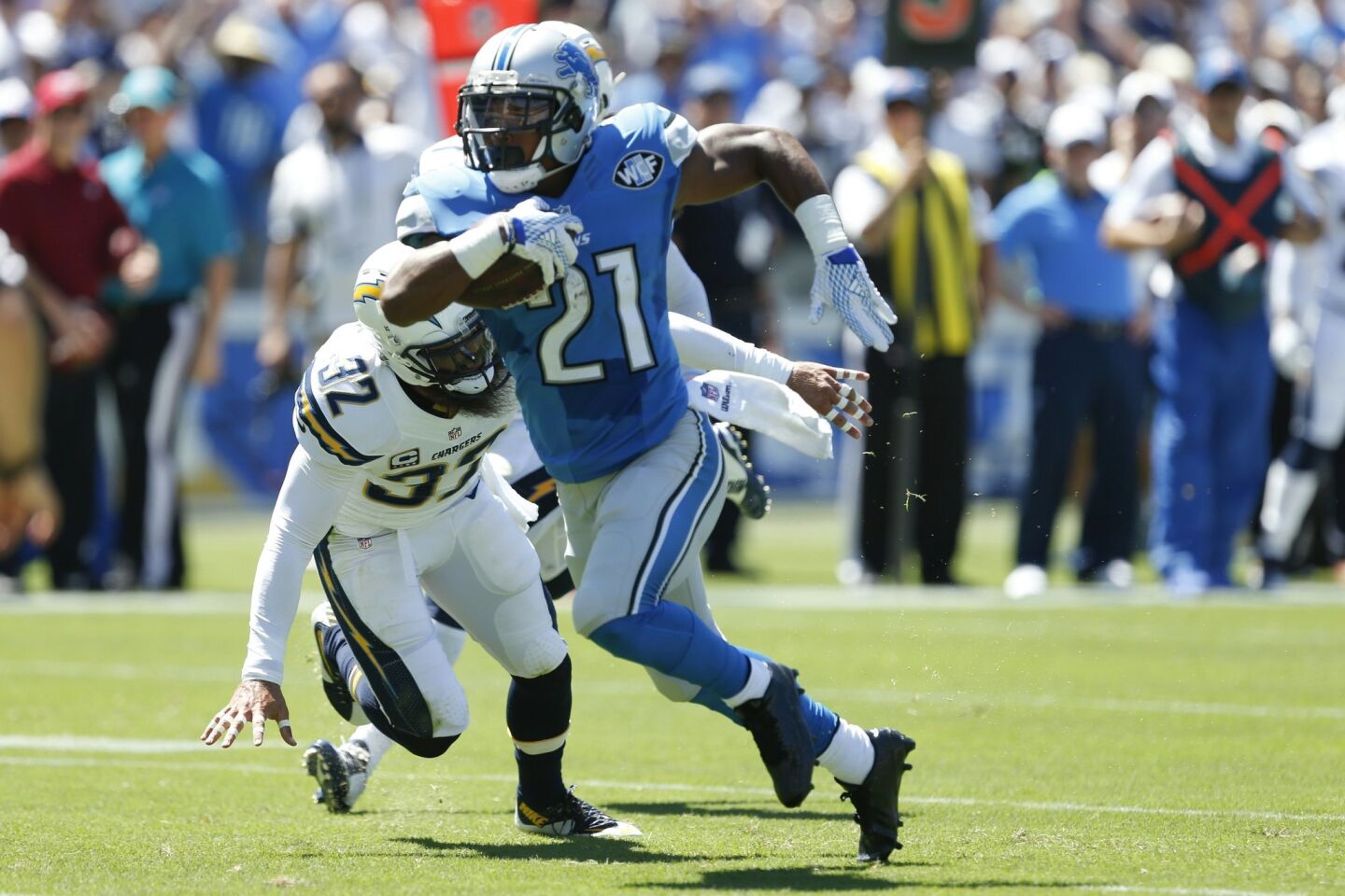 Detroit Lions running back Ameer Abdullah scores a touchdown against the San Diego Chargers during the first half of an NFL football game Sunday, Sept. 13, 2015, in San Diego. (AP Photo/Alex Gallardo)