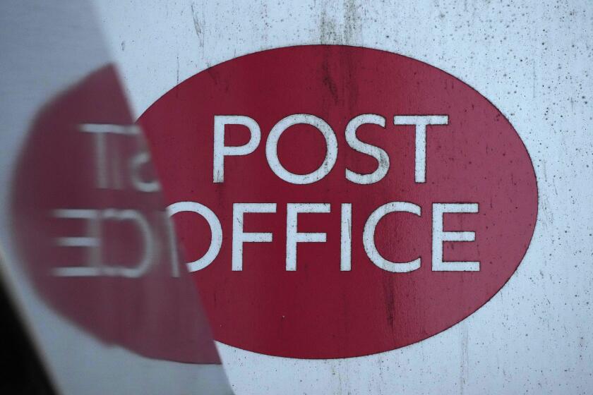 El logotipo de la Oficina Postal de Gran Bretaña en una calle de Londres, el martes 16 de enero de 2024. (AP Foto/Frank Augstein)