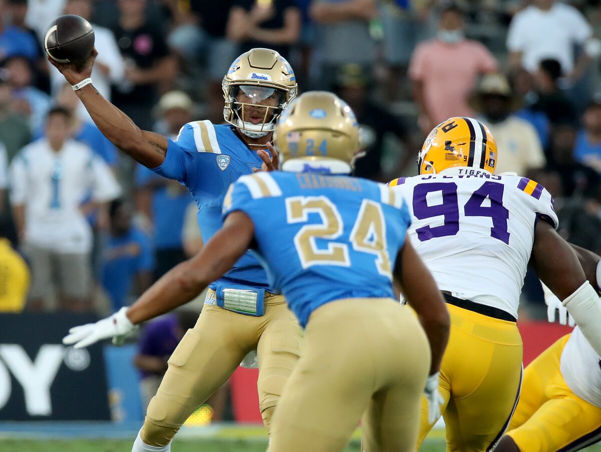 UCLA quarterback Dorian Thompson-Robinson throws a pass to to running back Zach Charbonnet.