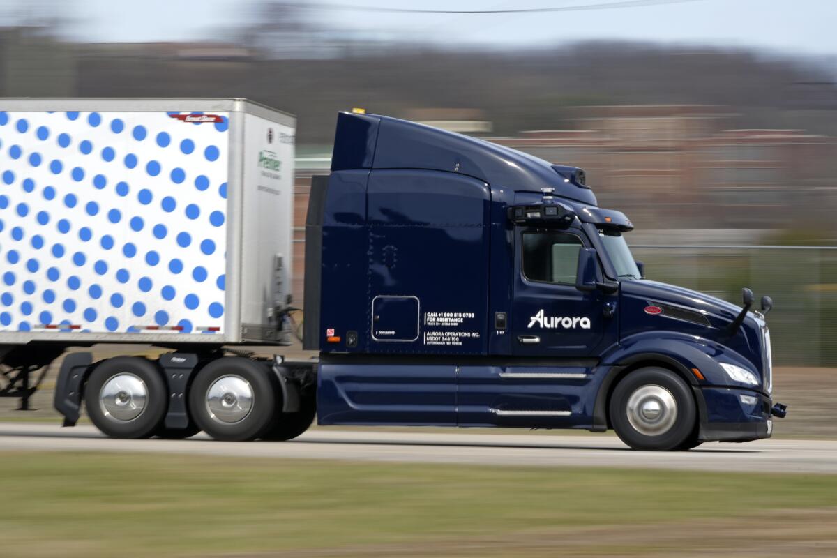 Un tráiler con sistema de conducción autónoma avanza por una pista 