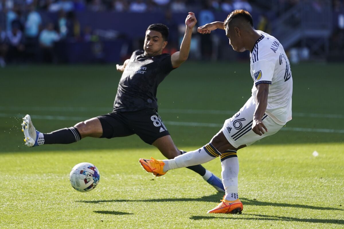 Houston Dynamo midfielder Memo Rodríguez tries to block a kick by Galaxy midfielder Efrain Alvarez.