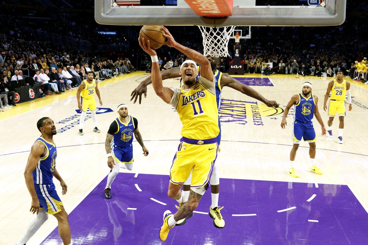 Lakers'ın pivotu Jaxson Hayes (11), Cumartesi günü Crypto.com Arena'da Warriors'ın forveti Draymond Green'in önünde gol attı.