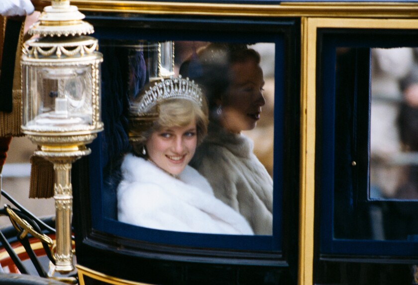 Prinzessin Diana, Prinzessin von Wales auf dem Weg zur Parlamentseröffnung 1981 mit Prinzessin Anne in London.