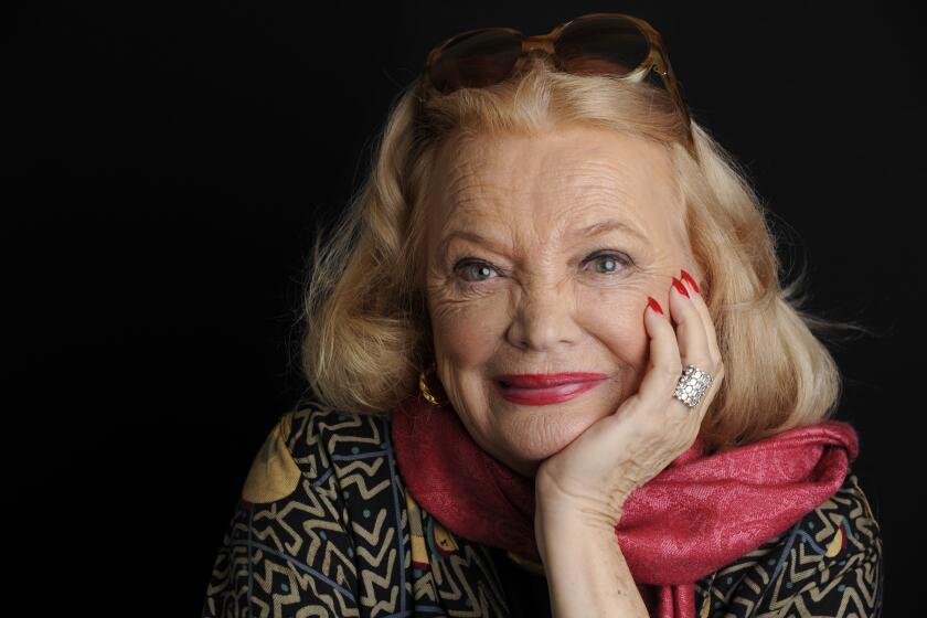 ARHIVO - La actriz Gena Rowlands posa para un retrato en el hotel London West Hollywood en West Hollywood, California, el 4 de diciembre de 2014. Rowlands, aclamada como una de las mejores actrices en el oficio y una luz guía en el cine independiente como protagonista de las películas innovadoras de su esposo, el director John Cassavetes, falleció a los 94 años. (Foto Chris Pizzello/Invision/AP, archivo)