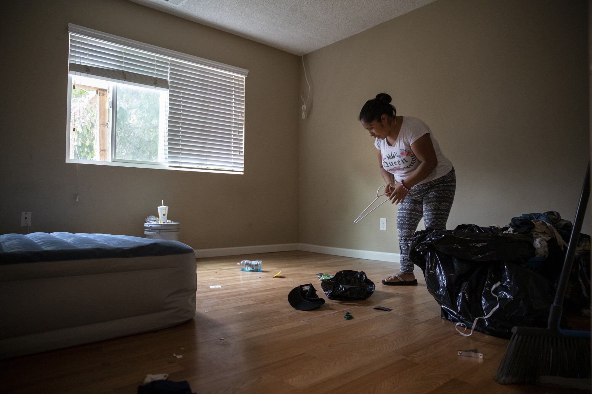 Maria Perez, 28 Mayıs 2022 Cumartesi günü Vista, California'da bir yatak odası hazırlamayı bitiriyor. 