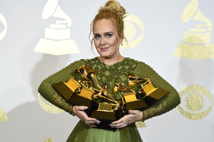 ARCHIVO - Adele posa en la sala de prensa tras ganar cinco premios Grammy, incluyendo al álbum del año por "25" y a canción y grabación del año por "Hello", el 12 de febrero de 2017 en Los Ángeles. Adele anunció el miércoles 13 de octubre de 2021 que su nuevo proyecto, “30”, saldrá a la luz el 19 de noviembre. Un primer sencillo, “Easy on Me”, debutará el viernes. (Foto por Chris Pizzello/Invision/AP, Archivo)