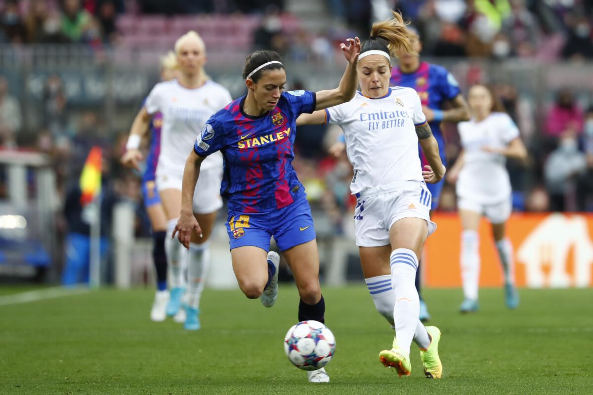 ARCHIVO - Foto del 30 de marzo del 2022, Aitana Bonmatí del Barcelona pelea por el balón 