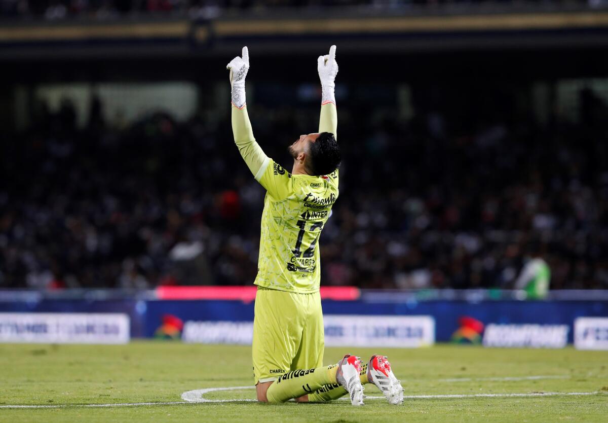 El colombiano Camilo Vargas integra el equipo ideal en el fútbol mexicano