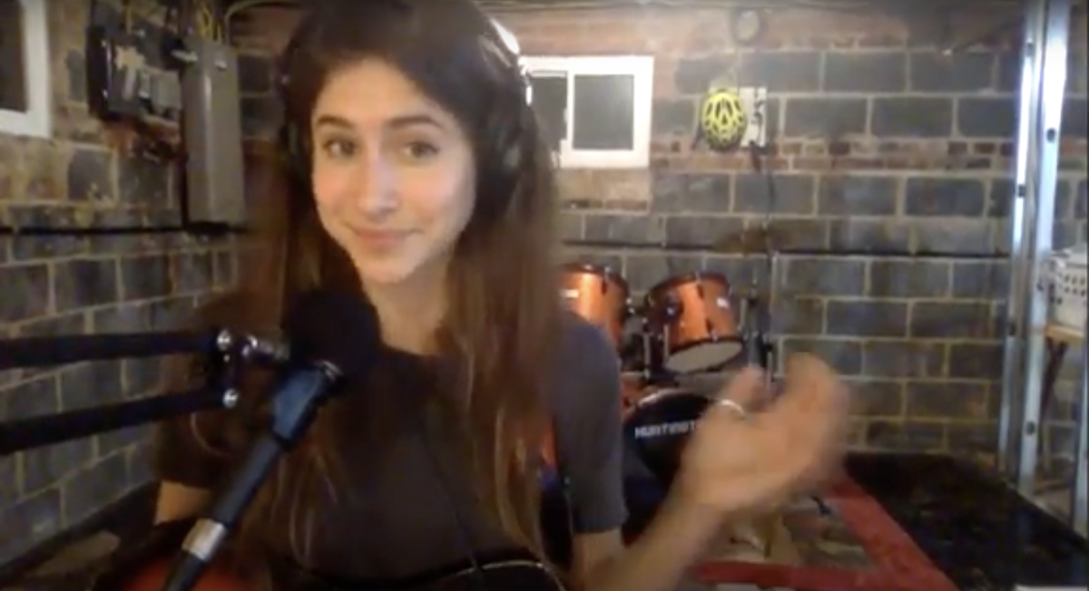 Screenshot of Julie Piñero performing "Delejos" on Zoom.