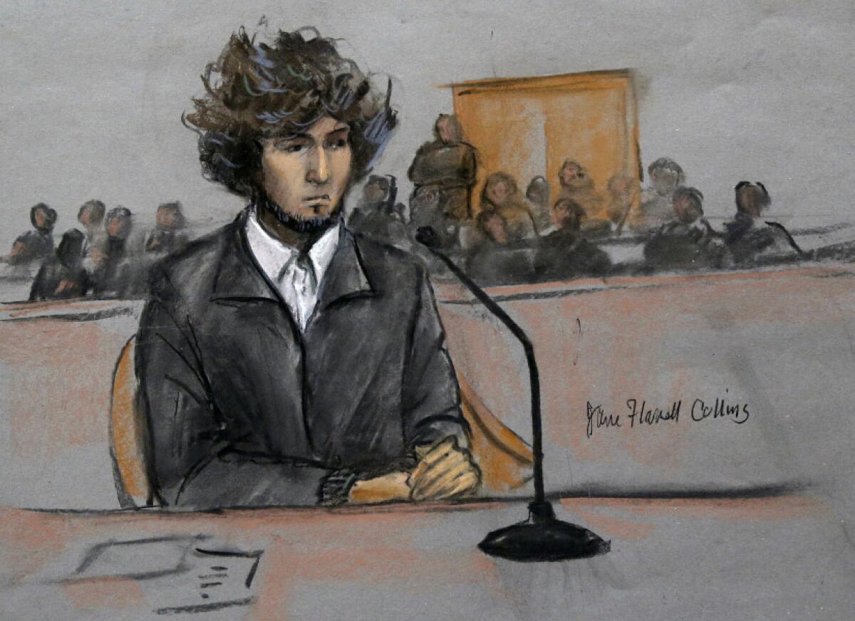 En este dibujo de la corte realizado el 18 de diciembre de 2014, el sospechoso del atentado al Maratón de Boston, Dzhokhar Tsarnaev, en una corte federal de Boston para una audiencia final antes del inciio de su juicio en enero. Más de 30 víctimas del atentado y sus familiares describieron el impacto del ataque en sus vidas ante un juez antes de dictar sentencia formal a muerte a Dzhokhar Tsarnaev. La audiencia de sentencia de Tsarnaev se realizó el miércoles 24 de junio de 2015.