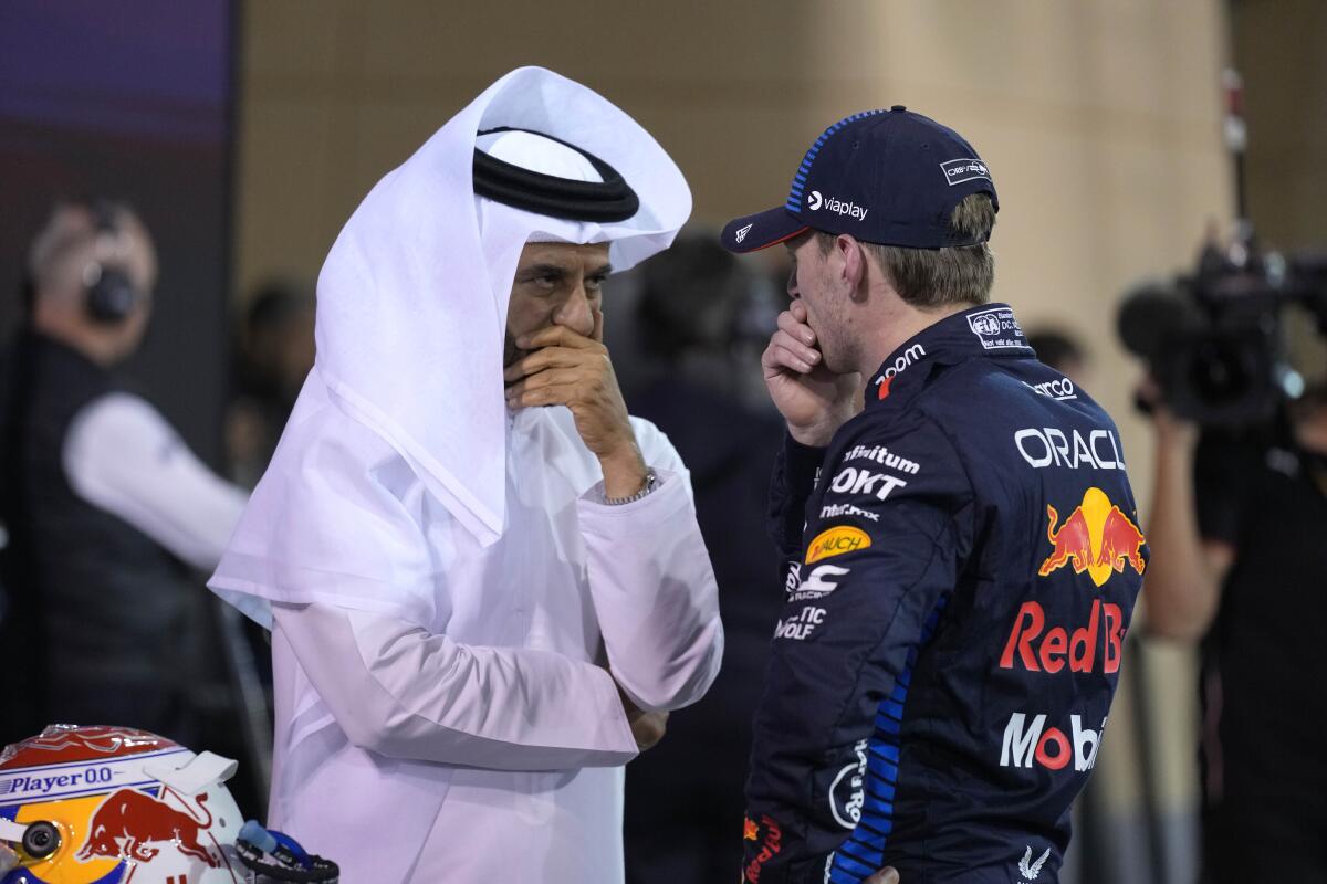 El holandés Max Verstappen, piloto de Red Bull, (derecha) habla con el presidente de la FIA, Mohammed Ben Sulayem, después de la calificación de cara al Gran Premio de Bahréin de Fórmula 1, en el Circuito Internacional de Bahréin, en Sakhir, Bahréin, el viernes 1 de marzo de 2024. (AP Foto/Darko Bandic)