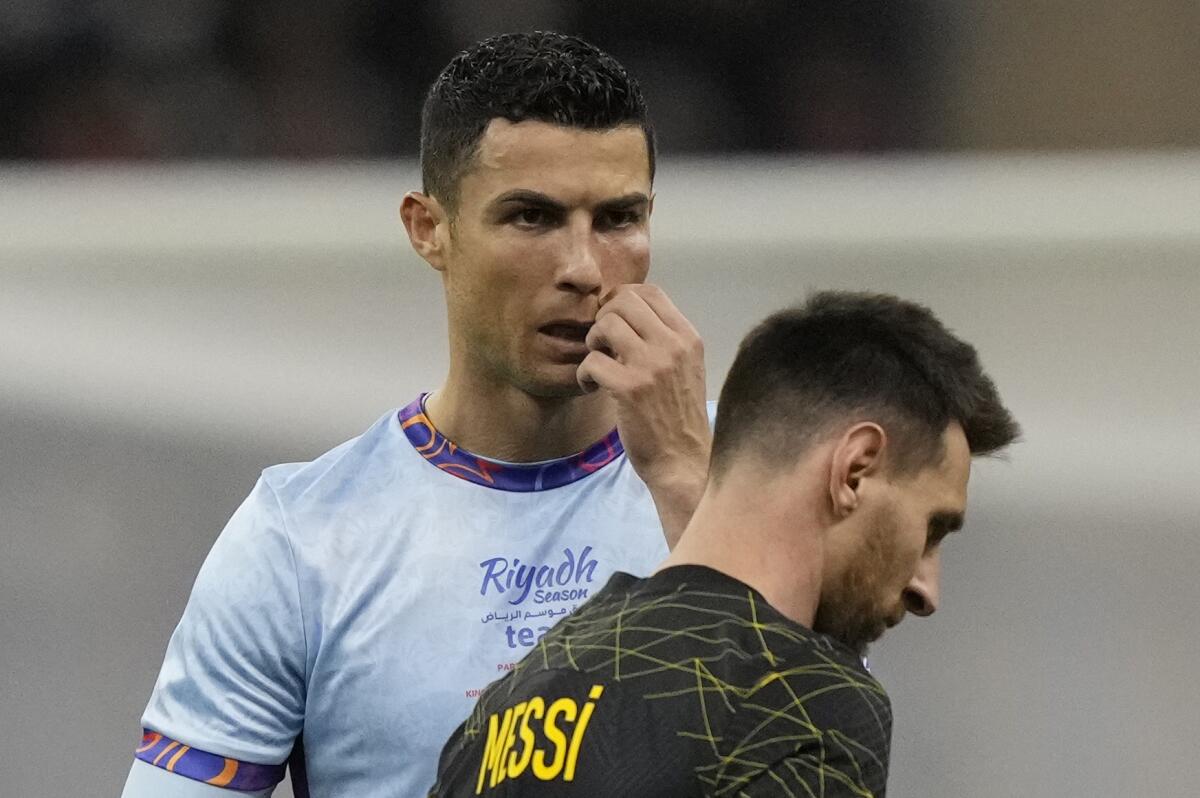 Cristiano Ronaldo gesticula durante el partido entre un combinado de clubes de Arabia Saudí 
