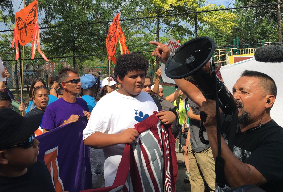 Inmigrantes y activistas marchan en Capitolo Park el primer día de la Convención Nacional Demócrata en Filadelfia, lunes 25 de julio de 2016. Los manifestantes marcharon hacia el ayuntamiento para exigir el fin de las deportaciones y las detenciones de madres y niños centroamericanos. (AP Foto/Claudia Torrens)