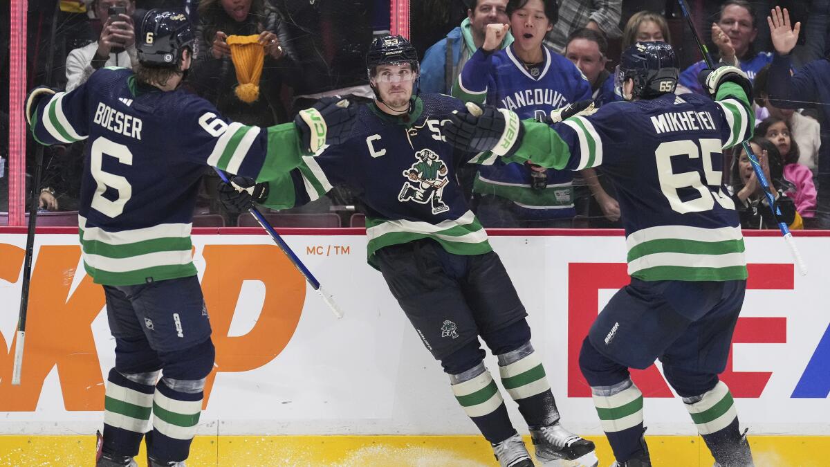 Horvat has 2 goals and 2 assists, Canucks beat Sharks 6-2 - The San Diego  Union-Tribune