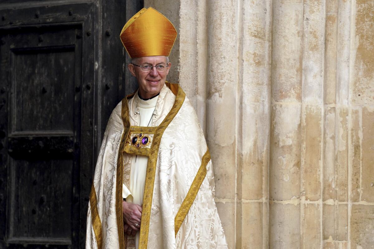 ARCHIVO - El arzobispo de Canterbury, Justin Welby, en la entrada de la Abadía de Westminster, 
