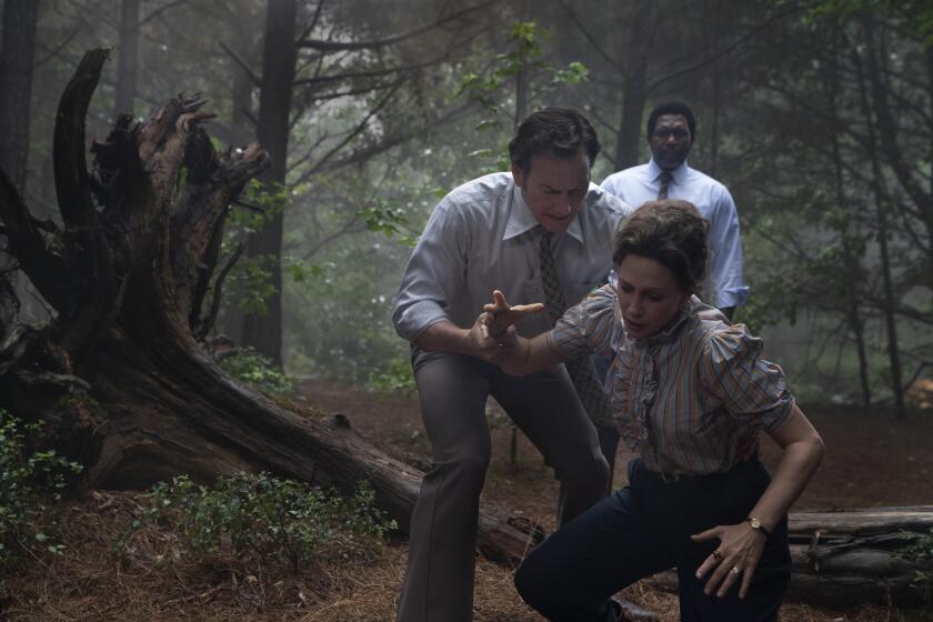 Patrick Wilson y Vera Farmiga en una escena de “The Conjuring: The Devil Made Me Do It”.